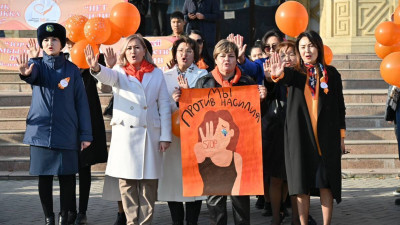 Шымкентте "Зорлық-зомбылыққа қарсымыз!" ұранымен ауқымды флешмоб өтті