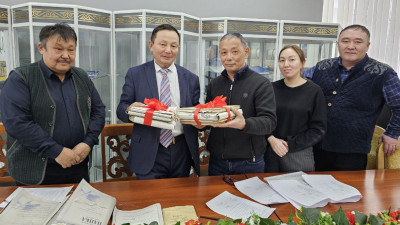 Жазушы Жәди Шәкенұлы құжаттарын архивке табыстады