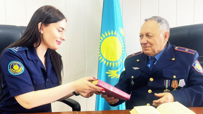 Қарағандыда ардагер музейге сирек кітапты сыйға тартты