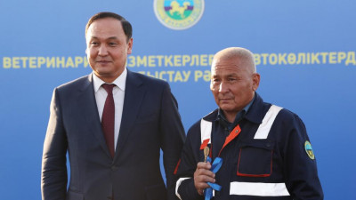 Жамбылда ветеринарларға 50 қызметтік автокөлік кілті табысталды