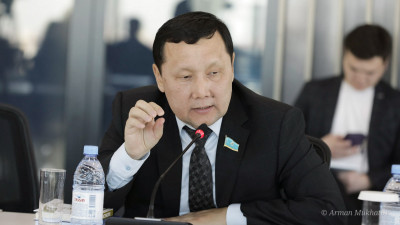 Бюджетті әкімдердің ықпалына қарай бөлу тоқтамай тұр – депутат